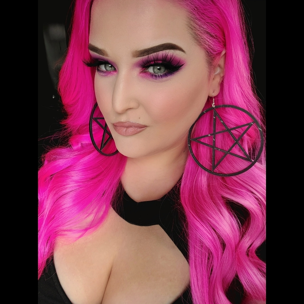 Sara. Supremely SPOOKY. 👻🕸🖤🎃